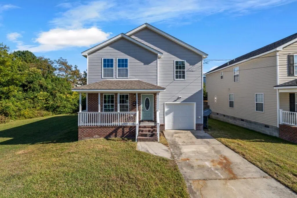 Front of a house that 757 Property Solutions bought fast with cash