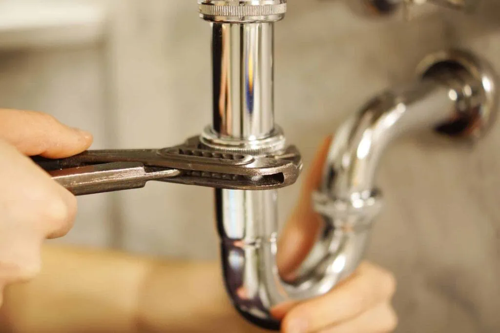 Wrench fixing a pipe